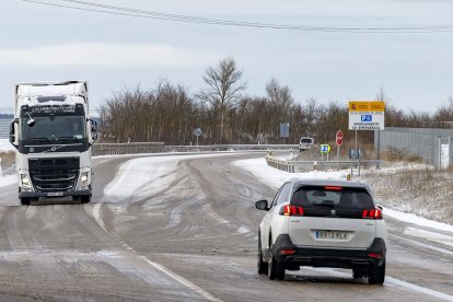 Los efectos del temporal de frío y nieve se hicieron notar ayer en Burgos en dos fases. La primera se desató durante la madrugada, con la caída de las primeras nevadas, con el extremo norte de Burgos como el más afectado. Durante las horas centrales del día mejoró la circulación al dejar de nevar, pero de nuevo por la tarde una copiosa nevada cubrió Burgos. SANTI OTERO