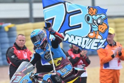 Àlex Márquez pasea por Le Mans, tras ganar el GP de Moto2, la bandera del 'pistolero'.
