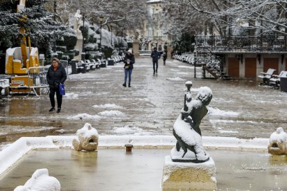 Los efectos del temporal de frío y nieve se hicieron notar ayer en Burgos en dos fases. La primera se desató durante la madrugada, con la caída de las primeras nevadas, con el extremo norte de Burgos como el más afectado. Durante las horas centrales del día mejoró la circulación al dejar de nevar, pero de nuevo por la tarde una copiosa nevada cubrió Burgos. SANTI OTERO