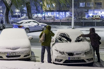 Los efectos del temporal de frío y nieve se hicieron notar ayer en Burgos en dos fases. La primera se desató durante la madrugada, con la caída de las primeras nevadas, con el extremo norte de Burgos como el más afectado. Durante las horas centrales del día mejoró la circulación al dejar de nevar, pero de nuevo por la tarde una copiosa nevada cubrió Burgos. SANTI OTERO