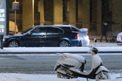 Los efectos del temporal de frío y nieve se hicieron notar ayer en Burgos en dos fases. La primera se desató durante la madrugada, con la caída de las primeras nevadas, con el extremo norte de Burgos como el más afectado. Durante las horas centrales del día mejoró la circulación al dejar de nevar, pero de nuevo por la tarde una copiosa nevada cubrió Burgos. SANTI OTERO