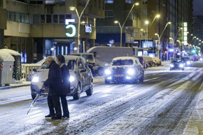 Los efectos del temporal de frío y nieve se hicieron notar ayer en Burgos en dos fases. La primera se desató durante la madrugada, con la caída de las primeras nevadas, con el extremo norte de Burgos como el más afectado. Durante las horas centrales del día mejoró la circulación al dejar de nevar, pero de nuevo por la tarde una copiosa nevada cubrió Burgos. SANTI OTERO