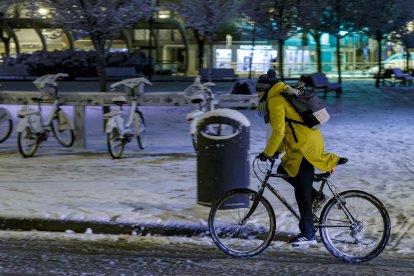Los efectos del temporal de frío y nieve se hicieron notar ayer en Burgos en dos fases. La primera se desató durante la madrugada, con la caída de las primeras nevadas, con el extremo norte de Burgos como el más afectado. Durante las horas centrales del día mejoró la circulación al dejar de nevar, pero de nuevo por la tarde una copiosa nevada cubrió Burgos. SANTI OTERO