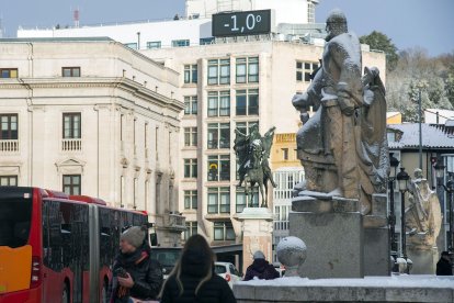 Los efectos del temporal de frío y nieve se hicieron notar ayer en Burgos en dos fases. La primera se desató durante la madrugada, con la caída de las primeras nevadas, con el extremo norte de Burgos como el más afectado. Durante las horas centrales del día mejoró la circulación al dejar de nevar, pero de nuevo por la tarde una copiosa nevada cubrió Burgos. TOMÁS ALONSO