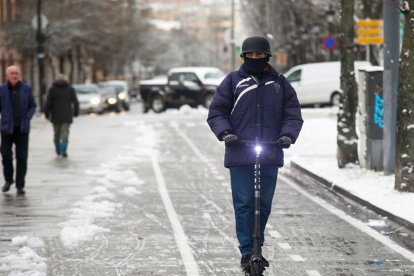 Los efectos del temporal de frío y nieve se hicieron notar ayer en Burgos en dos fases. La primera se desató durante la madrugada, con la caída de las primeras nevadas, con el extremo norte de Burgos como el más afectado. Durante las horas centrales del día mejoró la circulación al dejar de nevar, pero de nuevo por la tarde una copiosa nevada cubrió Burgos. TOMÁS ALONSO