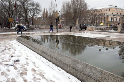 Los efectos del temporal de frío y nieve se hicieron notar ayer en Burgos en dos fases. La primera se desató durante la madrugada, con la caída de las primeras nevadas, con el extremo norte de Burgos como el más afectado. Durante las horas centrales del día mejoró la circulación al dejar de nevar, pero de nuevo por la tarde una copiosa nevada cubrió Burgos. TOMÁS ALONSO