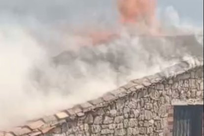 Un galpón ardiendo en Sanibáñez