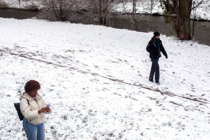 Los efectos del temporal de frío y nieve se hicieron notar ayer en Burgos en dos fases. La primera se desató durante la madrugada, con la caída de las primeras nevadas, con el extremo norte de Burgos como el más afectado. Durante las horas centrales del día mejoró la circulación al dejar de nevar, pero de nuevo por la tarde una copiosa nevada cubrió Burgos. TOMÁS ALONSO