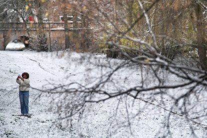 Los efectos del temporal de frío y nieve se hicieron notar ayer en Burgos en dos fases. La primera se desató durante la madrugada, con la caída de las primeras nevadas, con el extremo norte de Burgos como el más afectado. Durante las horas centrales del día mejoró la circulación al dejar de nevar, pero de nuevo por la tarde una copiosa nevada cubrió Burgos. TOMÁS ALONSO