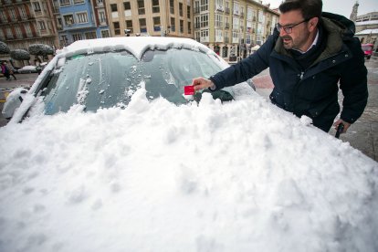 Los efectos del temporal de frío y nieve se hicieron notar ayer en Burgos en dos fases. La primera se desató durante la madrugada, con la caída de las primeras nevadas, con el extremo norte de Burgos como el más afectado. Durante las horas centrales del día mejoró la circulación al dejar de nevar, pero de nuevo por la tarde una copiosa nevada cubrió Burgos. TOMÁS ALONSO