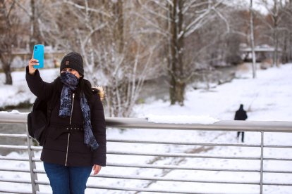 Los efectos del temporal de frío y nieve se hicieron notar ayer en Burgos en dos fases. La primera se desató durante la madrugada, con la caída de las primeras nevadas, con el extremo norte de Burgos como el más afectado. Durante las horas centrales del día mejoró la circulación al dejar de nevar, pero de nuevo por la tarde una copiosa nevada cubrió Burgos. TOMÁS ALONSO