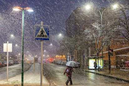 Los efectos del temporal de frío y nieve se hicieron notar ayer en Burgos en dos fases. La primera se desató durante la madrugada, con la caída de las primeras nevadas, con el extremo norte de Burgos como el más afectado. Durante las horas centrales del día mejoró la circulación al dejar de nevar, pero de nuevo por la tarde una copiosa nevada cubrió Burgos. TOMÁS ALONSO
