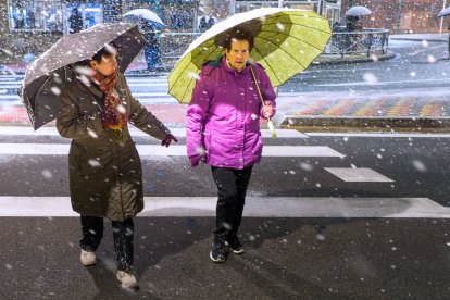 Los efectos del temporal de frío y nieve se hicieron notar ayer en Burgos en dos fases. La primera se desató durante la madrugada, con la caída de las primeras nevadas, con el extremo norte de Burgos como el más afectado. Durante las horas centrales del día mejoró la circulación al dejar de nevar, pero de nuevo por la tarde una copiosa nevada cubrió Burgos. TOMÁS ALONSO
