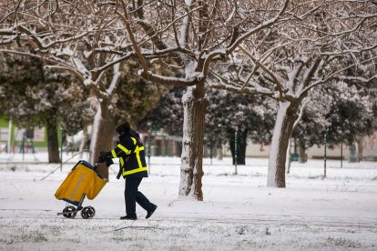 Los efectos del temporal de frío y nieve se hicieron notar ayer en Burgos en dos fases. La primera se desató durante la madrugada, con la caída de las primeras nevadas, con el extremo norte de Burgos como el más afectado. Durante las horas centrales del día mejoró la circulación al dejar de nevar, pero de nuevo por la tarde una copiosa nevada cubrió Burgos. TOMÁS ALONSO