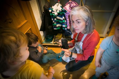 Yolanda ayuda a los niños a prepararse para la salida. T.A.