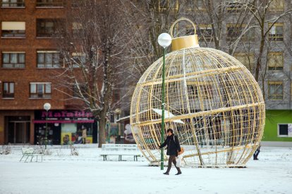 Los efectos del temporal de frío y nieve se hicieron notar ayer en Burgos en dos fases. La primera se desató durante la madrugada, con la caída de las primeras nevadas, con el extremo norte de Burgos como el más afectado. Durante las horas centrales del día mejoró la circulación al dejar de nevar, pero de nuevo por la tarde una copiosa nevada cubrió Burgos. TOMÁS ALONSO