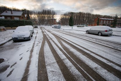 Los efectos del temporal de frío y nieve se hicieron notar ayer en Burgos en dos fases. La primera se desató durante la madrugada, con la caída de las primeras nevadas, con el extremo norte de Burgos como el más afectado. Durante las horas centrales del día mejoró la circulación al dejar de nevar, pero de nuevo por la tarde una copiosa nevada cubrió Burgos. TOMÁS ALONSO