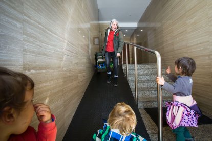 Los pequeños salen de casa con Yolanda. T. A.