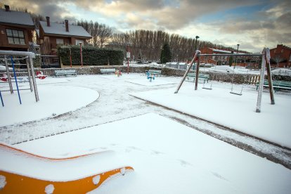 Los efectos del temporal de frío y nieve se hicieron notar ayer en Burgos en dos fases. La primera se desató durante la madrugada, con la caída de las primeras nevadas, con el extremo norte de Burgos como el más afectado. Durante las horas centrales del día mejoró la circulación al dejar de nevar, pero de nuevo por la tarde una copiosa nevada cubrió Burgos. TOMÁS ALONSO