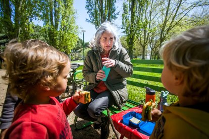 Los niños toman un almuerzo en el parque. T.A.