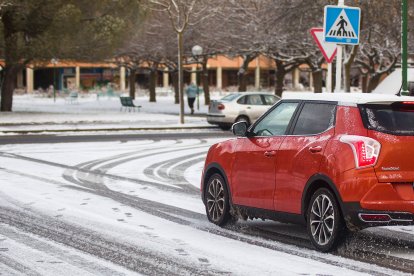 Los efectos del temporal de frío y nieve se hicieron notar ayer en Burgos en dos fases. La primera se desató durante la madrugada, con la caída de las primeras nevadas, con el extremo norte de Burgos como el más afectado. Durante las horas centrales del día mejoró la circulación al dejar de nevar, pero de nuevo por la tarde una copiosa nevada cubrió Burgos. TOMÁS ALONSO