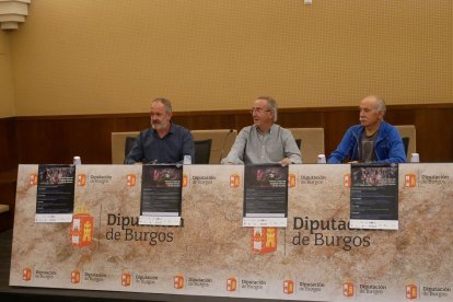 El diputado Ängel Carretón flanqueado por Fernando Pino y Fortunato Lázaro, presidente y vicepresidente del Grupo Espeleológico Edelweiss.