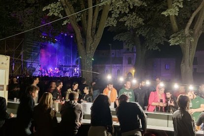 Concierto de Kiko Veneno y Ariel Rot, desde la barra del paseo de Atapuerca. L. G. L.