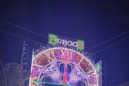 Pórtico iluminado en el Paseo de la Isla. B. CARPINTERO