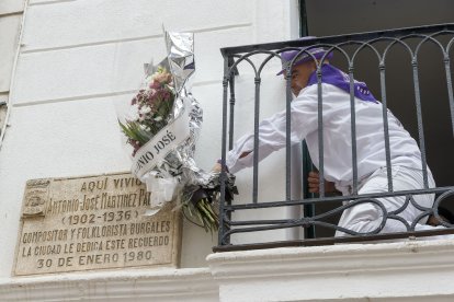 El Himno a Castilla sonó ayer en la calle Sombrerería en el homenaje que rinde cada año la peña Antonio José al genial músico burgalés frente a la casa en la que habitó. SANTI OTERO