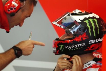 Cristian Gabbarini, extécnico del bicampeón Casey Stonner, conversa con su piloto actual, Jorge Lorenzo.