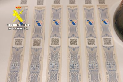 Imagen de las precintas irregulares. GUARDIA CIVIL
