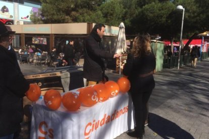 El candidato de primarias de Ciudadanos en Madrid Juan Carlos Bermejo, hace campaña en un puesto de Ciudadanos.