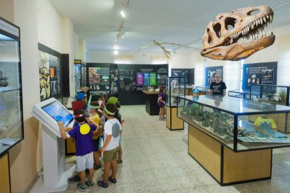 Interior Museo de los Dinosaurios en Sala de los Infantes. ECB