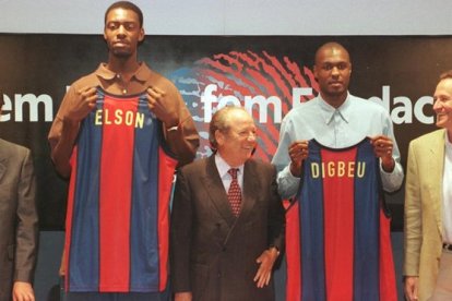 Josep Lluís Núñez presenta, junto a Aito García Reneses, dos fichajes de la sección de basket.