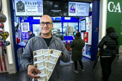 Algunos de los decimos de Lotería de Navidad 2022 que vende Carlos Olivares en la administración Diana. TOMAS ALONSO