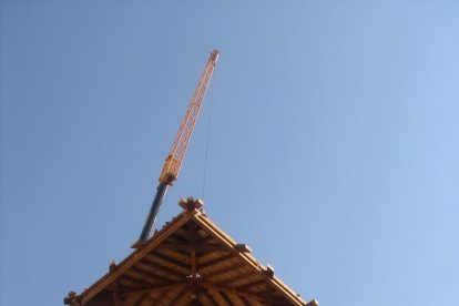 Una grúa eleva una de las estructuras construidas por el cura burgalés. F. G.