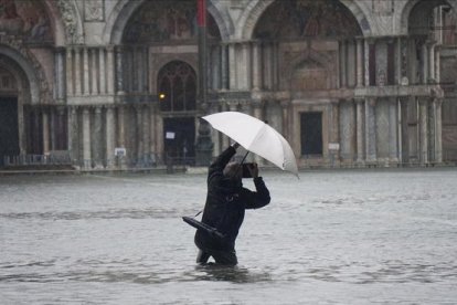 Un hombre fotografía la catedral de San Marcos.