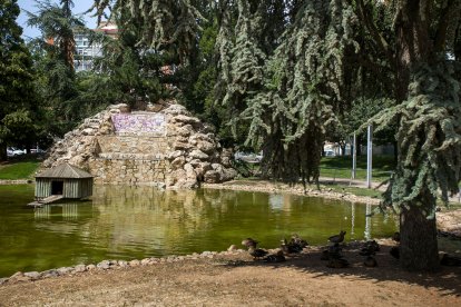 Fuente de la cascada en el parque Félix Rodríguez de la Fuente.