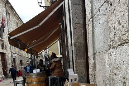 Cartones tirados en la calle de San Lorenzo. I. C.