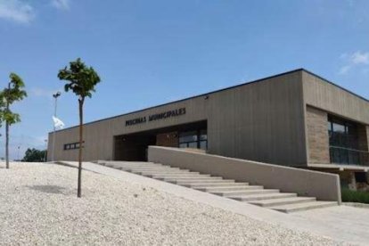 Entrada a las instalaciones de las piscinas municipales de Arcos.