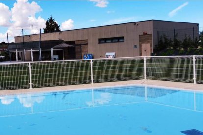 Interior de las piscinas municipales de Arcos.