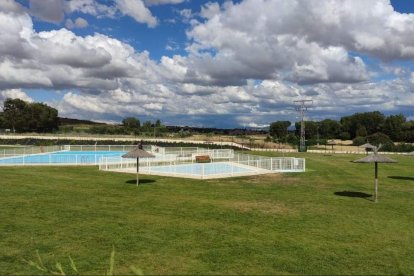El amplio césped en las piscinas municipales de Arcos