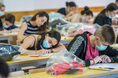 Alumnos durante el primer examen de la EBAU del pasado año. ECB
