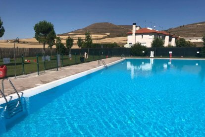 Piscina principal de las instalaciones de Merindad de Río Ubierna.