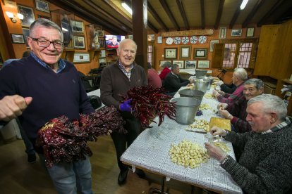 La receta incluye ajos y pimientos calahorranos. T.ALONSO