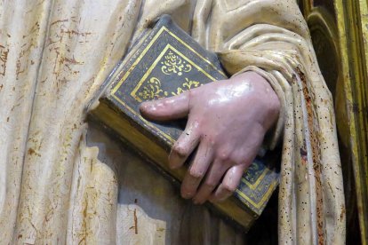 Detalle de la escultura de san Bernardo. © DARÍO GONZALO