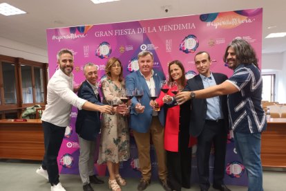 La alcaldesa de Aranda, los presidentes de la Ruta del Vino y la  DO Ribera con el Embajador y presentador de Pasapalabra, Roberto Leal  y el humorista, J.J. Vaquero, premio Ribereño del año.  FOTOS: © ECB /  L. V.
