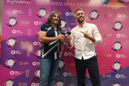 La DO Ribera nombra Embajador al presentador de Pasapalabra, Roberto Leal, y el humorista, J.J. Vaquero, recibirá el premio Ribereño del año.  FOTOS: © ECB /  L. V.