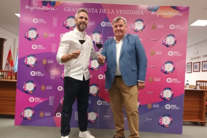 El presidente de la DO Ribera con el Embajador y presentador de Pasapalabra, Roberto Leal. FOTOS: © ECB /  L. V.