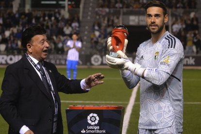 Caro ha detenido los 29 disparos que sobrepasaron la defensa. En la foto, posa con el trofeo al mejor jugador de septiembre. TOMÁS ALONSO